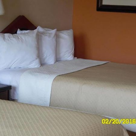 Rodeway Inn & Suites Greensboro Southeast Екстериор снимка