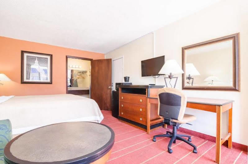 Rodeway Inn & Suites Greensboro Southeast Екстериор снимка