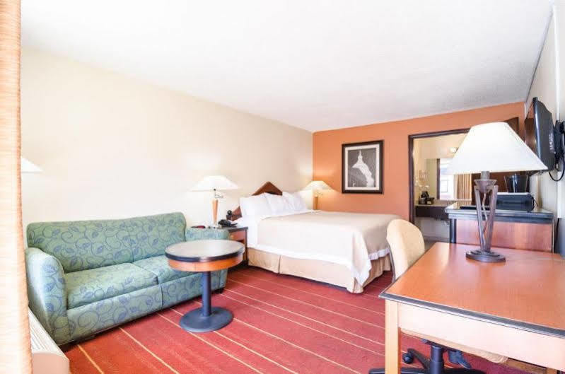 Rodeway Inn & Suites Greensboro Southeast Екстериор снимка