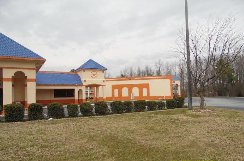 Rodeway Inn & Suites Greensboro Southeast Екстериор снимка