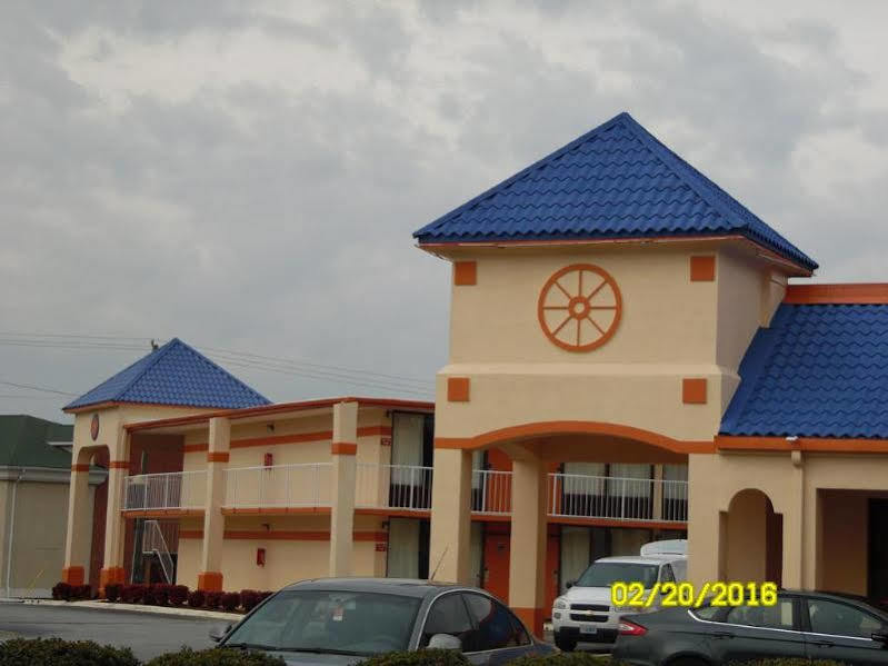 Rodeway Inn & Suites Greensboro Southeast Екстериор снимка
